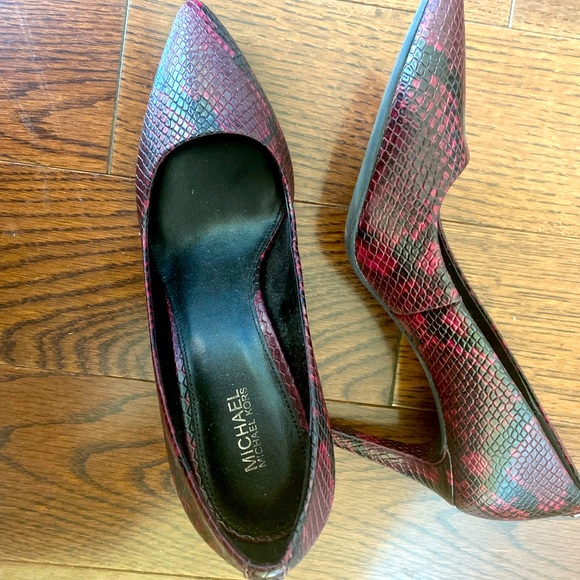 Michael Kors red Dorothy flex python snakeskin pump. Size 8, 3.5” heel - Picture 2 of 4
